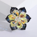 Dettaglio della spilla a fiore di lusso con cristalli nero fumo e riflessi cangianti AB - Grigio