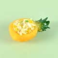 Modello realistico di riso fritto all'ananas con chicchi gialli e foglie verdi - Riso Fritto con Uova