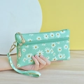 Pochette verde menta a doppia cerniera con stampa di margherite e cinturino da polso - Verde Pallido