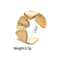 Details des 14K Goldrings mit 0,9cm Breite und 1,9cm Innendurchmesser auf weißem Grund - Geometrisches Dreieck - Gold