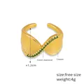 Vue détaillée d'une bague en cuivre torsadée avec texture ondulée et diamants tchèques verts - Ouvert Réglable / Or Zircon Vert