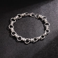 Pulsera de cadena de acero de titanio de 11mm con cierre de langosta en fondo texturizado - Color Acero