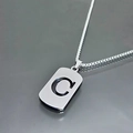 Dettaglio macro di una collana in acciaio inossidabile argento con ciondolo lettera C - Lettera C