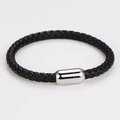 Vista detallada de pulsera de cuero trenzado negro con cierre magnético de plata pulida - Color Acero
