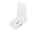 Weiße Baumwoll-Rippsocken mit schwarzem HELLO-Schriftzug auf der Unterseite - Standard / Atmungsaktives Weiß