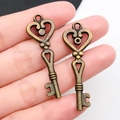 Pendenti a chiave in lega bronzo vintage con intricati disegni a cuore traforato - Chiave in Bronzo Antico 14x42mm