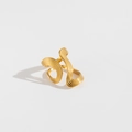 Detail eines 18k vergoldeten Edelstahlrings in S-Form mit paralleler Rillenstruktur - 18K Vergoldeter Edelstahlring Stil 2 (Welle mit Gestreifter Textur)