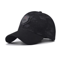 Cappellino da baseball camouflage nero classico con emblema a scudo e tesa piatta vista 45 gradi - Regolabile / Mimetico Nero Con Toppa