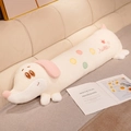 Lungo cuscino bassotto in peluche bianco crema con orecchie rosa e ricamo Happy - Bassotto Bianco / 80cm