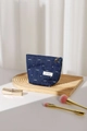 Dettaglio borsa cosmetica in denim con ricami a fiocco bianchi e tirazip a forma di fiore - Blu Scuro Piccolo