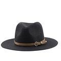 Détail d'un chapeau Fedora noir en paille avec bande en cuir brun et boucle dorée - 56-58cm / Noir