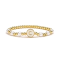 Bracciale elastico con perline dorate e perle bianche con ciondolo a lettera C - Ciondolo in smalto bianco lettera C / Bianco
