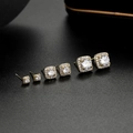 Set di tre paia di orecchini a lobo quadrati in zircone dorato di diverse dimensioni - Oro (Set di 3 Paia)