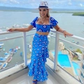 Detalle de conjunto azul con estampado ojo turco, top corto, falda con abertura y sombrero - S / Azul