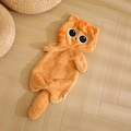 Schattige oranje pluche kat kussenhoes met lange staart op houten vloer - 65cm (Geen Vulling) / Gele Kat (Oranje)