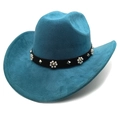Détail du chapeau de cowboy turquoise en suédine avec bande ornée de perles et de clous - Bleu lac