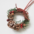 Ghirlanda di Natale fatta a mano con pigne e bacche rosse su base in rattan rustico - Piccola Ghirlanda di Bacche Rosse (Foglia Scura) 8cm