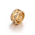 Anillo ancho de acero de titanio dorado con doble fila de circonitas y círculos huecos - US 6 / Dorado