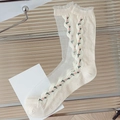 Calcetines de malla para mujer en blanco roto con bordado floral rosa y encaje ondulado - Talla única / Pequeñas flores verticales