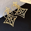 Orecchini vintage dorati con forma a rombo traforato e motivi floreali a quattro petali - 74# Perno in Argento Oro Fiore