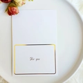 Biglietto d'auguri bianco con cornice dorata e testo For You su piatto bianco - Per te