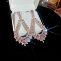 Détail macro d'élégantes boucles d'oreilles gouttes roses avec des cristaux - 49# Tige en Argent Goutte d'eau Rose