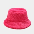 Detalle de gorro de pescador rosa de felpa con textura suave de piel sintética - M (56-58cm) / Rosa Rojo