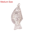 Pendentif poisson argenté de taille moyenne en laiton aux détails nautiques fins - Pendentif Poisson Argent Moyen