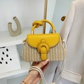 Gelbe Handtasche aus Leder und Strohgeflecht mit Seilgurt und geknotetem oberen Griff - Gelb