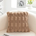 Braunes PV-Samt-Dekokissen mit Struktur auf weißem Bouclé-Sessel in modernem Zimmer - 43x43cm Mit Kissenfüllung / Braun