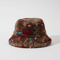 Dettaglio cappello bucket in finta pelliccia marrone con motivi geometrici colorati - M (56-58cm) / Cachi