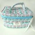 Detail van gewatteerde katoenen make-uptas met bloemenprint en handvat - Tulp