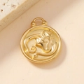 Dettaglio macro del ciondolo zodiacale Leone in acciaio inossidabile placcato oro 18K - Leone (Variante)