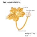 Ring aus 18k vergoldetem Titanstahl mit Blumendesign und weißer Imitationsperle - Perlenimitation Blume Offener Ring (TXA108) / Gold