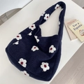 Dettaglio della borsa tote in peluche blu navy con ricami floreali 3D bianchi su base - Fiore Blu Notte