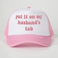Cappellino trucker rosa e bianco con slogan 'put it on my husband's tab' e rete - Taglia unica / Rosa