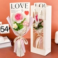 Handgefertigter Häkelblumenstrauß in Rosa und Weiß mit Geschenktüte und Grußkarte - Rosa Verlauf Rose + 2 Puffs Bouquet - LOVE Stil + Geschenkkarton
