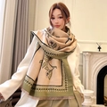 Elegante scialle invernale in cashmere beige e verde muschio con motivi floreali e frange - Verde matcha