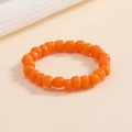 Dettaglio dell'anello elastico fatto a mano con perline color arancione brillante - Arancione brillante