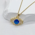 Detail einer 18K Goldkette mit blauem Evil-Eye-Anhänger und Zirkonia-Steinen - Blau