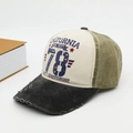 Détail d'une casquette de baseball vintage avec imprimé California 78 et bords usés - Réglable / Kaki