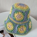 Gros plan du chapeau de soleil fait main au crochet avec motifs floraux bohèmes - Jaune