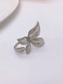 Macro di anello a fiore argento con petali di zirconi bianchi e design regolabile - Argento