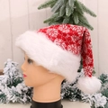 Cappello di Natale in maglia con motivi di fiocchi di neve e alberi su rosso - Stile Fiocco di Neve