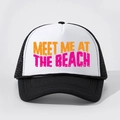 Klassieke zwart-witte truckerpet met kleurrijke MEET ME AT THE BEACH print op de voorkant - Verstelbaar / Zwart & Wit