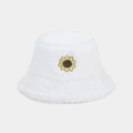 Dettaglio del cappello a secchiello in peluche bianca con morbida eco-pelliccia e girasole - M (56-58cm) / Bianco
