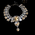 Vista detallada del collar de cristal con colgantes en forma de corazón, cuadrado y gota - Plata (Circonita Blanca)