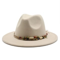 Détail d'un chapeau fedora en laine beige avec ruban décoratif à perles colorées ethniques - Poche zippée