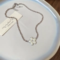 Detailansicht der silbernen Blumenhalskette mit Emaille-Blüten und Zirkonia-Mitte - Halskette Mit Weißem Blumenanhänger / Silber
