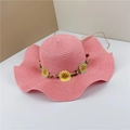Chapeau de soleil rose en paille avec couronne de tournesols et bord ondulé - Rose